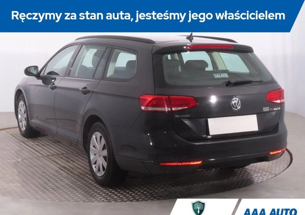 Volkswagen Passat cena 45000 przebieg: 228492, rok produkcji 2015 z Chełmża małe 254